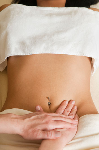 Massagen des Unterleibs können die Fruchtbarkeit steigern.  (© istock.com/ leezsnow)