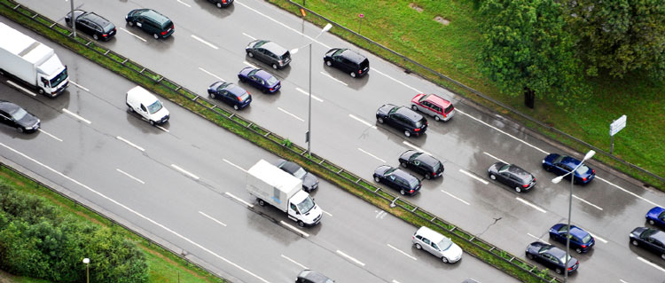 Vor einer langen Fahrt in den Urlaub sollte das Auto vorher überprüft werden. (Foto: ©istock.com/Stephan Zabel)