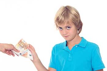 kind-bekommt-geld