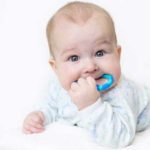 Mein Baby zahnt – erste Hilfe und Tipps, damit das Zähne kriegen kein Problem ist
