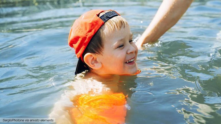 Schwimmflügel ab welchem Alter? – Tipps zum Schwimmen lernen für Kinder
